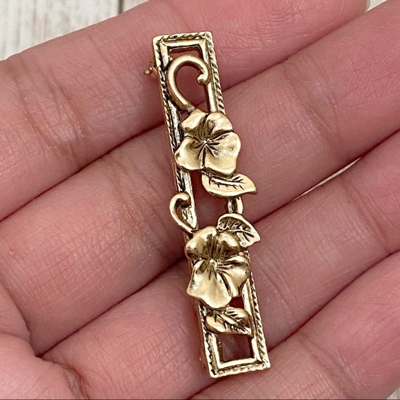 Vintage AVON Gold-tone Flower Small Pin Brooch - Picture 7 of 9